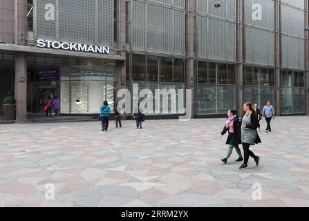 Helsinki, Finnland - 5. September 2023: Außenansicht des Kaufhauses Stockmann in der Innenstadt von Helsinki an der Keskukatu-Straße. Stockfoto