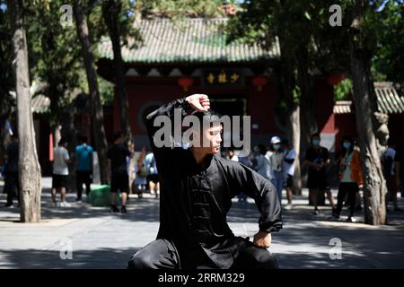 220929 -- ZHENGZHOU, 29. September 2022 -- Li Yinggang übt Kampfkünste im Shaolin-Tempel in Songshan, Provinz Henan in Zentralchina, 7. Juli 2022. Der 25-jährige Li Yinggang ist Coach an der Shaolin Tagou Martial Arts School in Songshan, der zentralchinesischen Provinz Henan. Im Alter von 9 Jahren begann er mit dem Kampfsport und wechselte drei Jahre später in den freien Kampf. Seit er 16 Jahre alt war, nahm Li an den professionellen Free Combat Competitions Teil und gewann mehrmals die Titel nationaler und internationaler Veranstaltungen, darunter zwei goldene Gürtel der chinesischen National Free Combat League. As Stockfoto