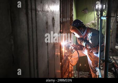 220929 -- DALIAN, 29. September 2022 -- Ein Arbeiter arbeitet auf der Baustelle eines Unterwassertunnels in der Bucht von Dalian, Provinz Liaoning im Nordosten Chinas, 29. September 2022. Der Bau eines Unterwasser-Tunnels wurde am Donnerstag in der Dalian Bay abgeschlossen, der eine zweispurige, sechsspurige Stadtautobahn durch das Seegebiet der Stadt Dalian, Provinz Liaoning, beherbergt. Der Unterseetunnel, der erste seiner Art in der Region Nordchina, besteht aus 18 Röhren, jede 180 Meter lang und wiegt etwa 60.000 Tonnen. Die 5,1 km lange Schnellstraße durch den Tunnel hat eine geplante Geschwindigkeit von 60 km/h. Der Tunnel ist in Ordnung Stockfoto