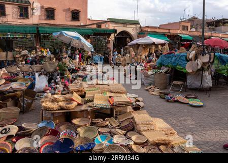 Eindrücke typischer marokkanischer Souks in der Medina von Marrakesch Stockfoto