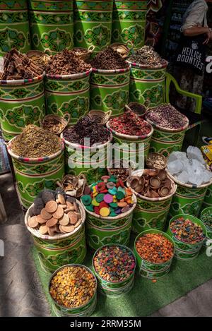 Eindrücke typischer marokkanischer Souks in der Medina von Marrakesch Stockfoto