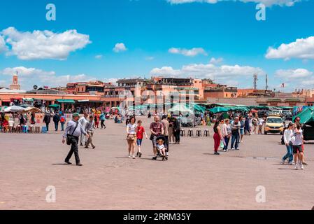 Touristen auf dem berühmten Platz Jemaa el Fna in Marrakesch, Marokko Stockfoto