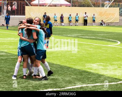 Envigado – 22. april 2023: Mädchen-Fußballmannschaft feiert ein Tor während eines Schulsportturniers Stockfoto