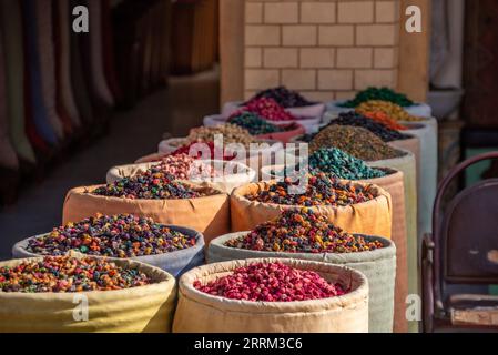 Eindrücke typischer marokkanischer Souks in der Medina von Marrakesch Stockfoto