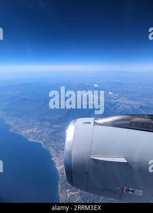 Luftaufnahme von einem Flugzeug auf die Straße von Gibraltar, eine Turbine im Vordergrund Stockfoto