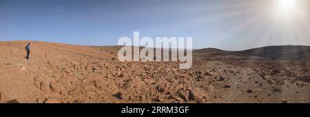 Wanderung durch die Steinwüste in der Nähe von Amtoudi im Anti-Atlas, Marokko Stockfoto