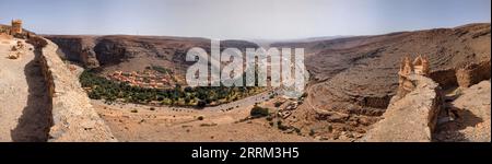 Wanderung durch die alte ID Aissa agadir, ein altes Kornlager in Amtoudi, Marokko Stockfoto