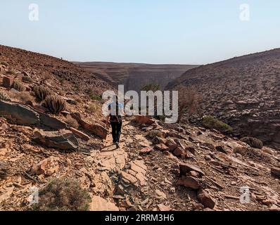 Wanderung durch die Steinwüste in der Nähe von Amtoudi im Anti-Atlas, Marokko Stockfoto