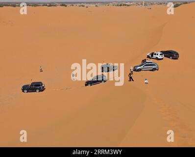 Geländefahrzeuge, die in der Erg Chebbi Wüste bei Merzouga, Marokko, festgefahren sind Stockfoto