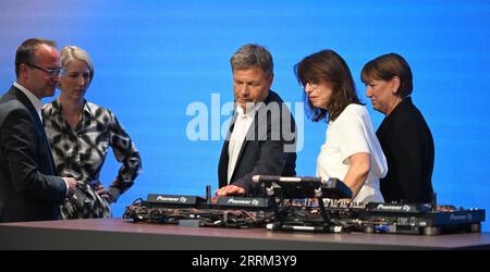 08. September 2023, Bayern, München: Robert Habeck (Bündnis 90/die Grünen, M), Vizekanzler und Bundesminister für Wirtschaft und Klimaschutz, interessiert sich für ein Pioneer DJ-System am Volkswagen-Stand bei einer Führung durch den sogenannten Open Space auf der IAA in der Münchner Innenstadt. Daneben Michael Jansen (l-r), Leiter Konzernvertretung Berlin der Volkswagen AG, Katrin Habenschaden, zweite Oberbürgermeisterin von München, Imelda Labbe (r), Mitglied des Vorstands Vertrieb, Marketing und After Sales bei Volkswagen Pkw, und Hildegard Müller, President Stockfoto