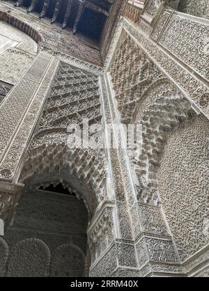 Wunderschön verzierte Relief an der Fassade einer Madrasa in Fez, einer Koranschule, Marokko Stockfoto