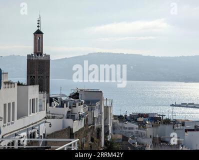 Malerischer Panoramablick über die Dächer der Medina von Tanger, Marokko Stockfoto