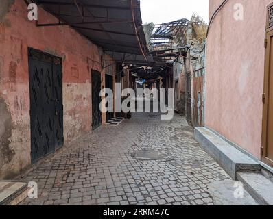 Eindrücke typischer marokkanischer Souks in der Medina von Marrakesch Stockfoto