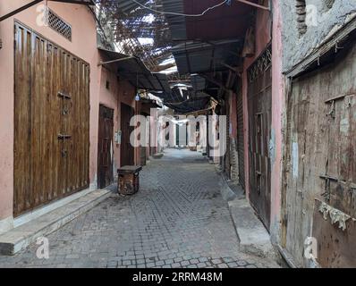 Eindrücke typischer marokkanischer Souks in der Medina von Marrakesch Stockfoto