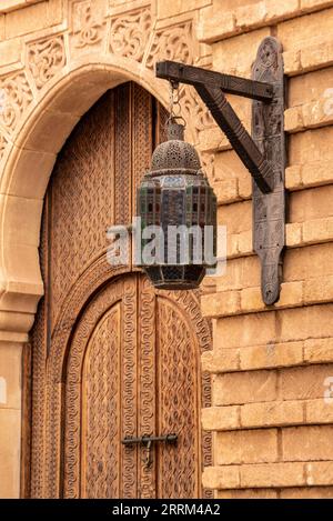 Dekorationsdetails eines traditionellen Hauses in der wiederaufgebauten Medina von Agadir, Marokko Stockfoto