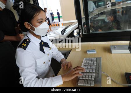 221001 -- PHNOM PENH, 1. Oktober 2022 -- Ein Mitarbeiter arbeitet an einer Mautstation am Phnom Penh-Sihanoukville Expressway in Phnom Penh, Kambodscha, 1. Oktober 2022. Der von China investierte Phnom Penh-Sihanoukville Expressway PPSHV Expressway in Kambodscha wurde am Samstag für einen Monat kostenlos für die Öffentlichkeit geöffnet, um Autofahrer anzulocken, die auf der ersten Schnellstraße in der südostasiatischen Nation fahren. TOGO WITH Roundup: Chinesisch investierte Schnellstraße in Kambodscha öffnet für die Öffentlichkeit für einen Monat kostenlose Testversion PPSHV EXPRESSWAY/Handout über Xinhua KAMBODSCHA-PHNOM PENH-CHINESE INVESTIERTE EXPRESSWAY-TESTVERSION W Stockfoto