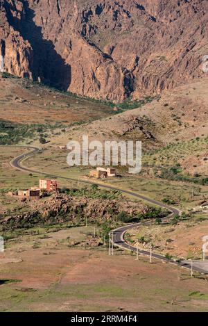 Wohnungen in der Region Tizourgane, Berge des Antiatlas im Hintergrund, Marokko Stockfoto