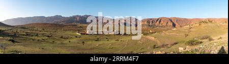 Panorama der Wohnungen in der Region Tizourgane, Berge des Anti-Atlas im Hintergrund, Marokko Stockfoto