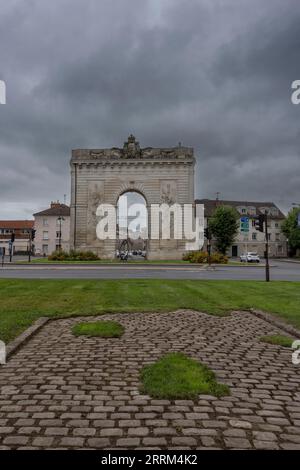 Chalons-en-Champagne, Frankreich - 09 01 2023: Blick auf das Heilige-Kreuz-Tor in der Stadt Stockfoto