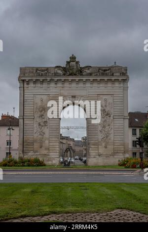 Chalons-en-Champagne, Frankreich - 09 01 2023: Blick auf das Heilige-Kreuz-Tor in der Stadt Stockfoto