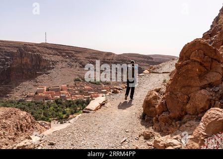 Wanderung durch die alte ID Aissa agadir, ein altes Kornlager in Amtoudi, Marokko Stockfoto