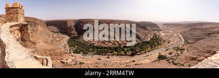 Wanderung durch die alte ID Aissa agadir, ein altes Kornlager in Amtoudi, Marokko Stockfoto