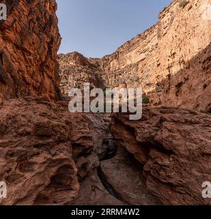 Wanderung durch den berühmten Amtoudi Canyon im Anti-Atlas, Marokko Stockfoto