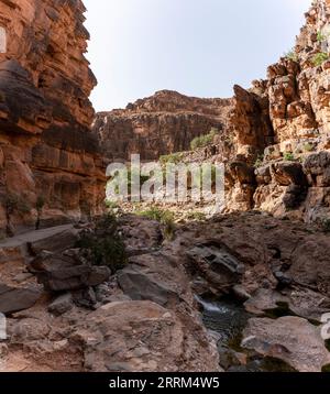 Wanderung durch den berühmten Amtoudi Canyon im Anti-Atlas, Marokko Stockfoto