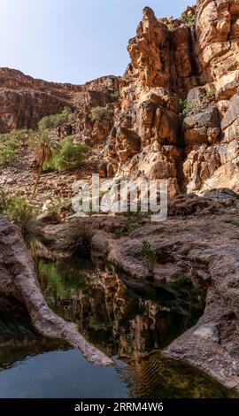 Wanderung durch den berühmten Amtoudi Canyon im Anti-Atlas, Marokko Stockfoto