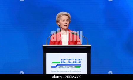 Nachrichten Themen der Woche KW39 Nachrichten Bilder des Tages 221002 -- SOFIA, 2. Oktober 2022 -- die Präsidentin der Europäischen Kommission, Ursula von der Leyen, spricht auf der offiziellen Veranstaltung zum Beginn des kommerziellen Betriebs der Gasverbindungsleitung Griechenland-Bulgarien, in Sofia, Bulgarien, 1. Oktober 2022. Die Gasleitung Griechenland-Bulgarien, die Gasverbindungsleitung Griechenland-Bulgarien IGB, nahm nach Angaben von AD, Eigentümer und Betreiber der IGB, am Samstag den kommerziellen Betrieb auf. /Handout über Xinhua BULGARIA-GREECE-GAS PIPELINE-COMMERCIAL OPERATION STARTING ICGB PUBLICATIONxNOTxINxCHN Stockfoto