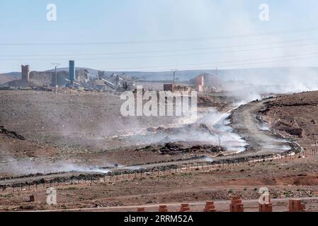 Müll wird neben der Straße in der Nähe des Draa-Tals in Marokko verbrannt Stockfoto