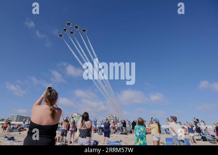 221002 -- HUNTINGTON BEACH, 2. Oktober 2022 -- Leute schauen sich die Pacific Airshow in Huntington Beach, Kalifornien, USA am 1. Oktober 2022 an. Die Pacific Airshow, eine der größten Airshows in den Vereinigten Staaten, kehrte an diesem Wochenende in den Himmel über Südkalifornien zurück und zeigte Demonstrationen von Militärfliegern und Zivilisten. U.S.-CALIFORNIA-HUNTINGTON BEACH-AIRSHOW XinxHuashefa PUBLICATIONxNOTxINxCHN Stockfoto