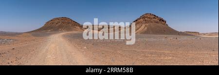 Der berühmte Hufeisenberg Gara Medouar in der Wüste bei Merzouga, bekannt für verschiedene Filmsets, Marokko Stockfoto