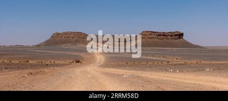 Der berühmte Hufeisenberg Gara Medouar in der Wüste bei Merzouga, bekannt für verschiedene Filmsets, Marokko Stockfoto