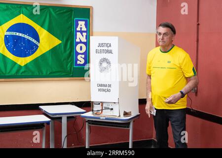 221002 -- RIO DE JANEIRO, 2. Oktober 2022 -- der brasilianische Präsident Jair Bolsonaro stimmt am 2. Oktober 2022 in einem Wahllokal in Rio de Janeiro, Brasilien, ab. BRASILIEN-ALLGEMEINE WAHLEN WangxTiancong PUBLICATIONxNOTxINxCHN Stockfoto