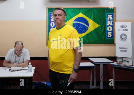 Nachrichten Themen der Woche KW39 221002 -- RIO DE JANEIRO, 2. Oktober 2022 -- der brasilianische Präsident Jair Bolsonaro stimmt am 2. Oktober 2022 in einem Wahllokal in Rio de Janeiro, Brasilien, ab. BRASILIEN-ALLGEMEINE WAHLEN WangxTiancong PUBLICATIONxNOTxINxCHN Stockfoto