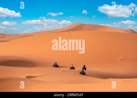 Motorradfahrer, die in der Wüste Erg Chebbi in der Nähe von Merzouga, Marokko, unterwegs sind Stockfoto