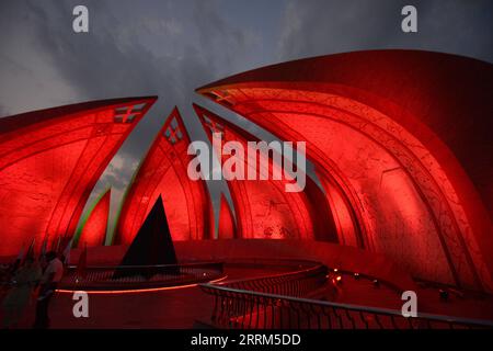 221003 -- ISLAMABAD, 3. Oktober 2022 -- das Nationaldenkmal wird während einer Zeremonie in Islamabad, der Hauptstadt Pakistans, am 1. Oktober 2022 in roter Farbe beleuchtet. ZUM Spiel: Der Himmel von Islamabad erleuchtet die Farben der Freundschaft auf dem chinesischen NATIONALFEIERTAG PAKISTAN-ISLAMABAD-CHINA S NATIONALFEIERTAG AhmadxKamal PUBLICATIONxNOTxINxCHN Stockfoto