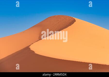 Malerische Dünen in der Wüste Erg Chebbi, Teil der Afrikanischen Sahara, Marokko Stockfoto