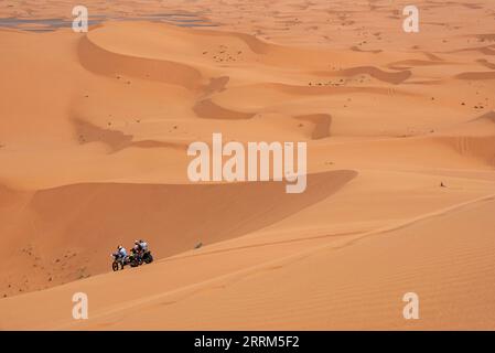 Motorradfahrer, die in der Wüste Erg Chebbi in der Nähe von Merzouga, Marokko, unterwegs sind Stockfoto