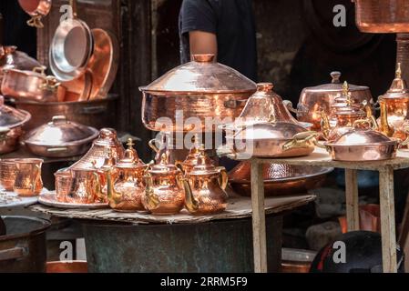 Berühmter Seffarine Souk in der Medina von Fez, Marokko Stockfoto