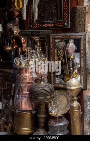 Berühmter Seffarine Souk in der Medina von Fez, Marokko Stockfoto