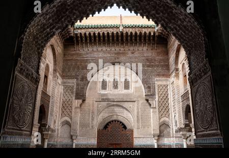 Reich dekorierte Fassade im Innenhof der Medersa Attarine in Fez, Marokko Stockfoto