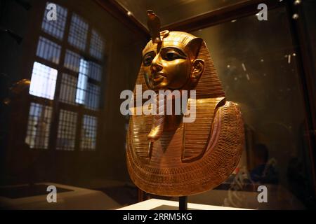 221003 -- KAIRO, 3. Oktober 2022 -- Foto aufgenommen am 3. Oktober 2022 zeigt die goldene Totenmaske von Pharao Psusennes I. in der Ausstellung des Schatzes des Tanis im Ägyptischen Museum in Kairo, Ägypten. Das Museum eröffnete kürzlich die Ausstellung anlässlich des 200. Jahrestages der Schaffung des Feldes der Ägyptologie und der Entschlüsselung der antiken Hieroglyphen. ÄGYPTEN-KAIRO-ÄGYPTISCHES MUSEUM-AUSSTELLUNGSSCHATZ VON TANIS AHMEDXGOMAA PUBLICATIONXNOTXINXCHN Stockfoto