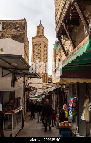 Malerisches Minarett einer kleinen Moschee zwischen Wohnhäusern in der Innenstadt von Fez, Marokko Stockfoto