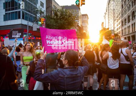 221004 -- PEKING, 4. Oktober 2022 -- Demonstranten marschieren während eines Protestes, nachdem der Oberste Gerichtshof der Vereinigten Staaten am 24. Juni 2022 in New York entschieden hatte, Roe v. Wade umzustürzen. Foto von /Xinhua Xinhua Schlagzeilen: Die ungleichen, geteilten, gewalttätigen Vereinigten Staaten sehen ihren Demokratieverfall MichaelxNagle PUBLICATIONxNOTxINxCHN Stockfoto