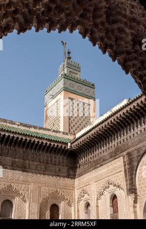 Fes, Marokko, traditionelle orientalische Fassade im Innenhof der Madrasa Bou Inaniya in der Medina von Fes, Marokko Stockfoto