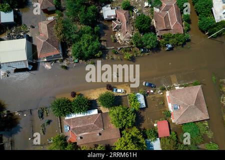 Karditsa, Griechenland. September 2023. Luftaufnahme des Dorfes Palamas in der Nähe der Stadt Karditsa. Nachdem der Sturm „Daniel“ riesige Niederschlagsmengen verursacht hat, kommt der Schaden nun ans Licht. Hunderte von Menschen mussten gerettet werden, da sie aufgrund der Wassermassen tagelang von der Umgebung abgeschnitten waren. Quelle: Yorgos Karahalis/dpa/Alamy Live News Stockfoto
