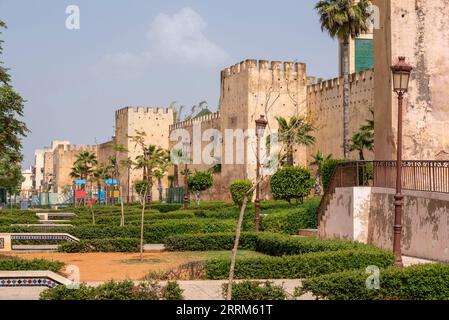 Starke alte Stadtmauer um die Innenstadt von Meknes, Marokko Stockfoto