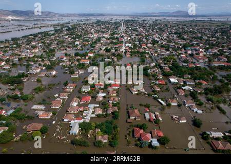 Karditsa, Griechenland. September 2023. Luftaufnahme des Dorfes Palamas in der Nähe der Stadt Karditsa. Nachdem der Sturm „Daniel“ riesige Niederschlagsmengen verursacht hat, kommt der Schaden nun ans Licht. Hunderte von Menschen mussten gerettet werden, da sie aufgrund der Wassermassen tagelang von der Umgebung abgeschnitten waren. Quelle: Yorgos Karahalis/dpa/Alamy Live News Stockfoto